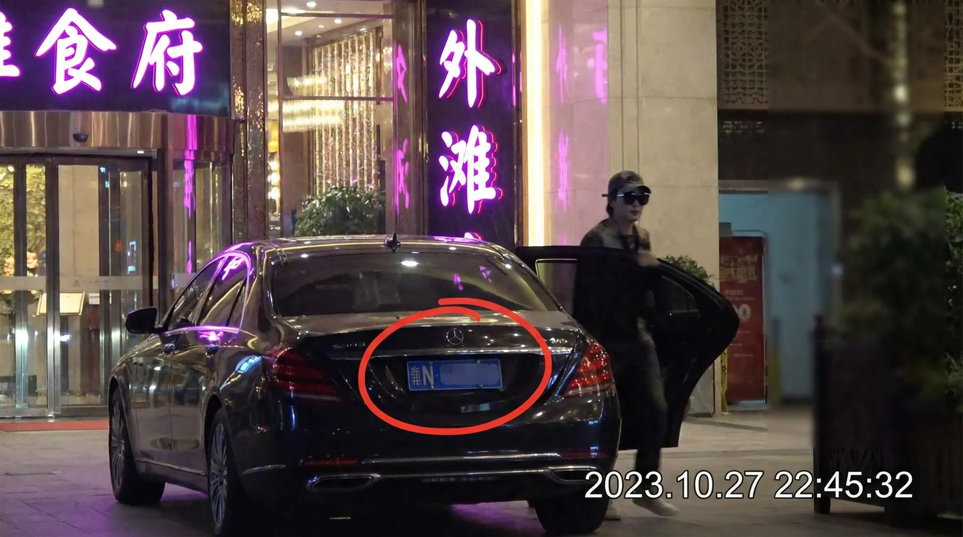 靠逼网站-成人内容聚合平台|高清视频下载|安全无广告 - 豪车餐厅外被拍